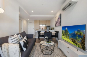 Chic 1-Bed with Parking, Gym, Pool & City Views